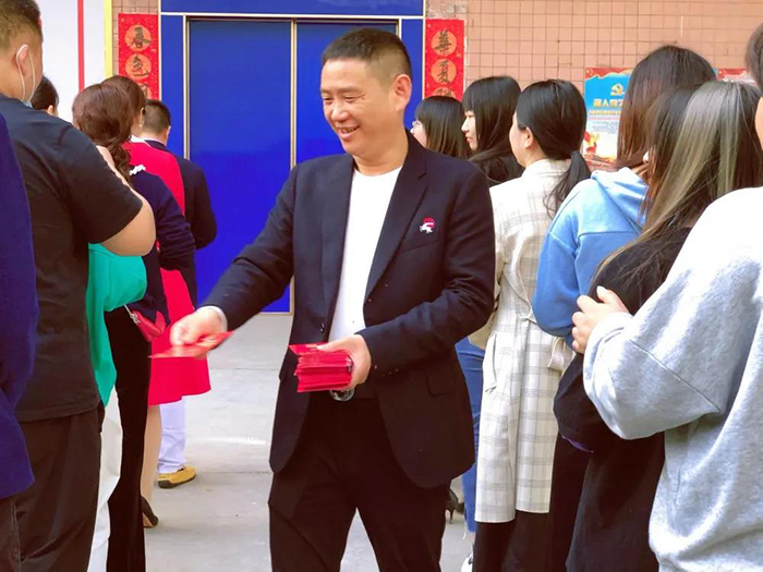 宅男在线视频董事长王洪贵发红包